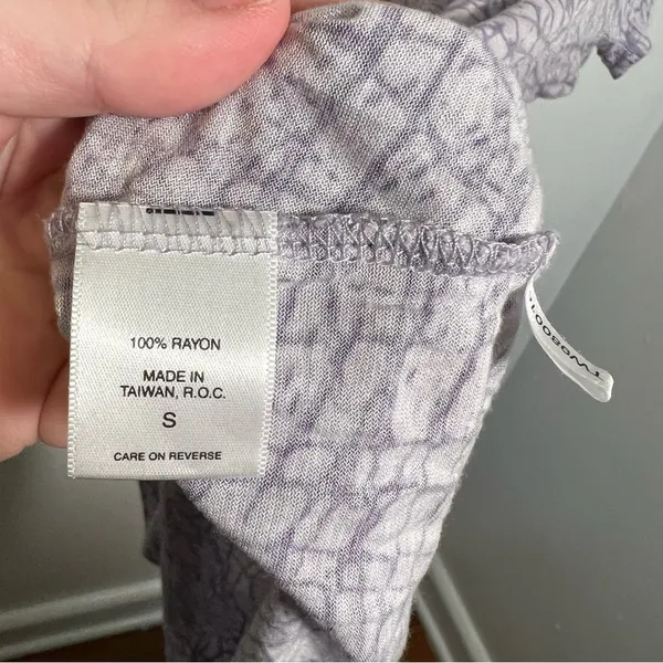 New York & Co Streetwear V-Neck‎ T-Shirt Light Purple - Image 11