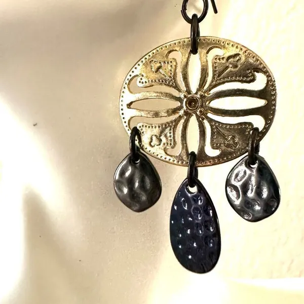 Gold tone drop earrings - Image 5