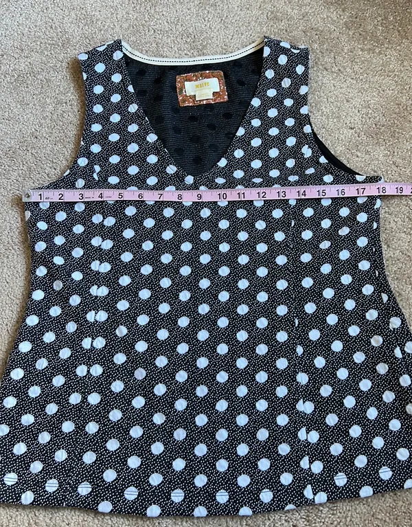 Anthropologie Black Jacquard Polka Dot V Neck Sophisticated Tank. Size L - Image 4