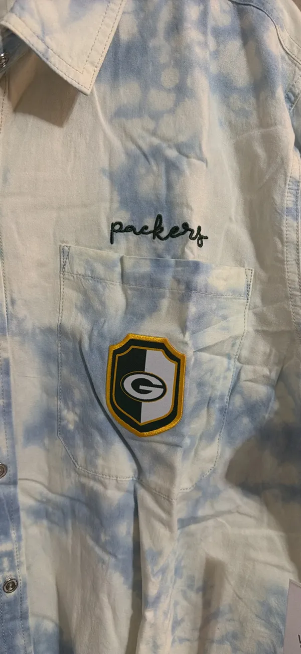 WEAR By Erin Andrews Green Bay Packers Light Denim Button-Up - Image 3