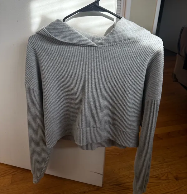 ALO Yoga Heather Light Gray Muse Sweatshirt - Image 4