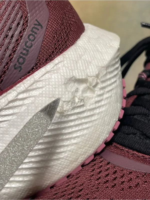 Saucony Triumph 20 Women's Burgundy Running Shoes Size 9 - Image 4