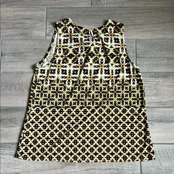 Black and White Boxy Sleeveless Tank Top - Image 6