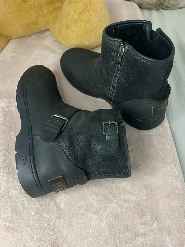 UGG Australia Dawn Black Short Leather Lug Sole Boots Women's Size 9 - Image 2