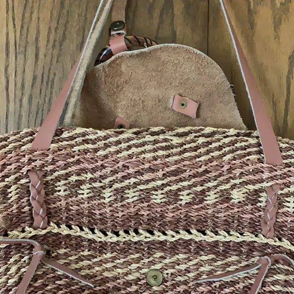 Vintage straw purse‎ with leather straps and wood detail - Image 5