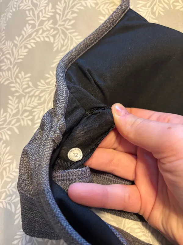 Lululemon Y back sports bra Size 12 Worn like once With original pads - Image 5