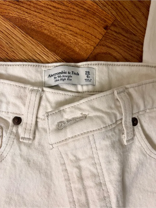 Abercrombie & Fitch 90’s Straight Cream High-Rise Crossover Jeans - Image 4