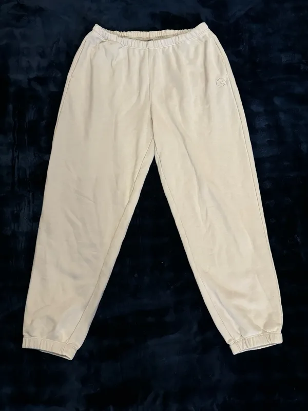 Vuori Boyfriend Sweatpants sz Medium  - Image 4