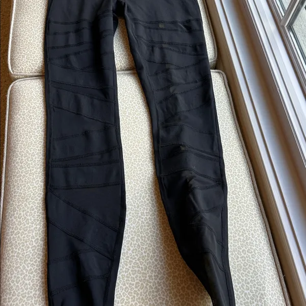 Lululemon Black Leggings with criss cross sheer panels down front of leg size 6 - Image 5