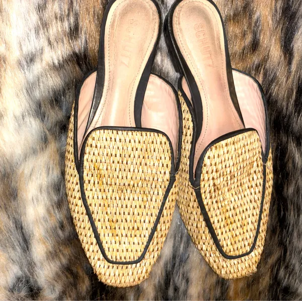 Flat mule-style sandals made of natural raffia from the Schutz brand, model Zaina, with a pointed toe design and black trim. - Image 2