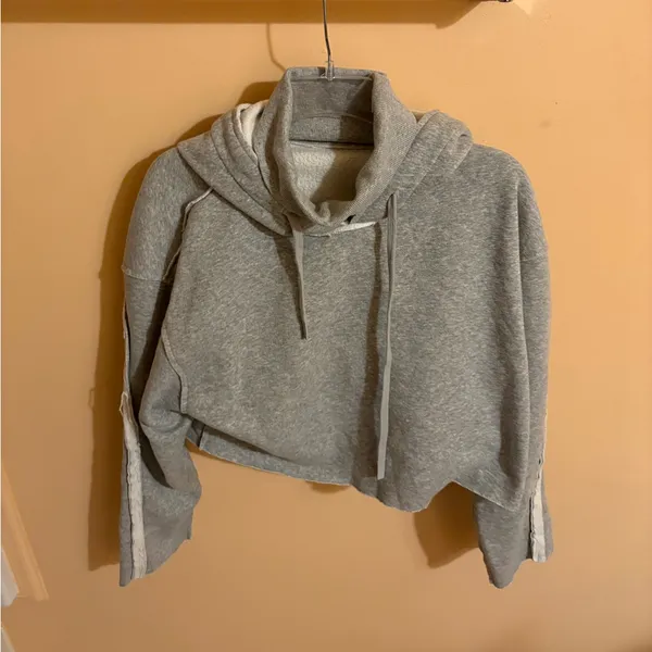 Alo Yoga Effortless Gray Cropped Hoodie - Image 2
