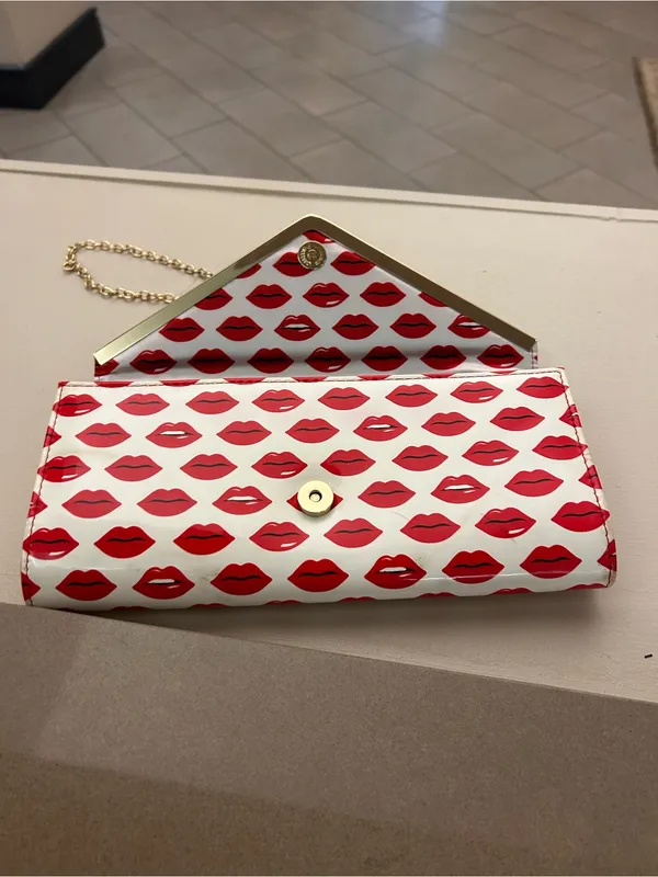 ALDO White Lip-Print Clutch with Gold Chain Strap - Image 8