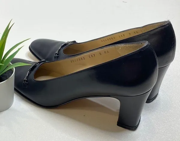 Salvatore Ferragamo black leather pumps 594 - Image 3