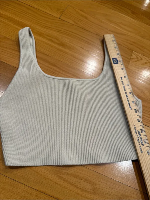 Aritzia Babaton sculpt knit crop top size medium. - Image 3