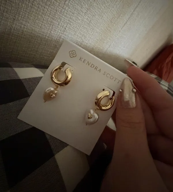 BNWT Kendra Scott Sasha Heart in Gold Huggies w/Pearl Heart Charm $90 - Image 2