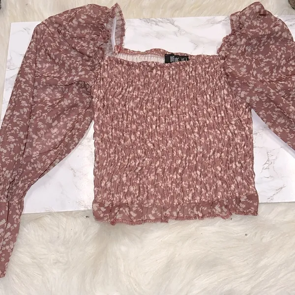 Die & More size small dusty rose floral smocked boho top - Image 2