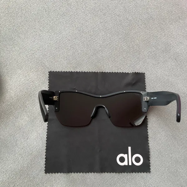 Alo Yoga Stunner Sunglasses Black - Image 11
