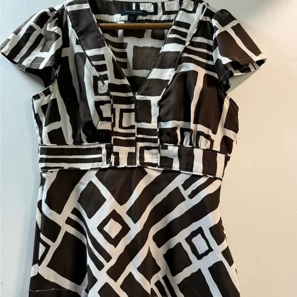 Banana Republic Brown and White Geometric Blouse - Image 2