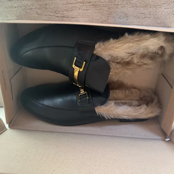 Steve Madden Black Leather Fur-Lined Mule with Gold Horsebit - Image 5