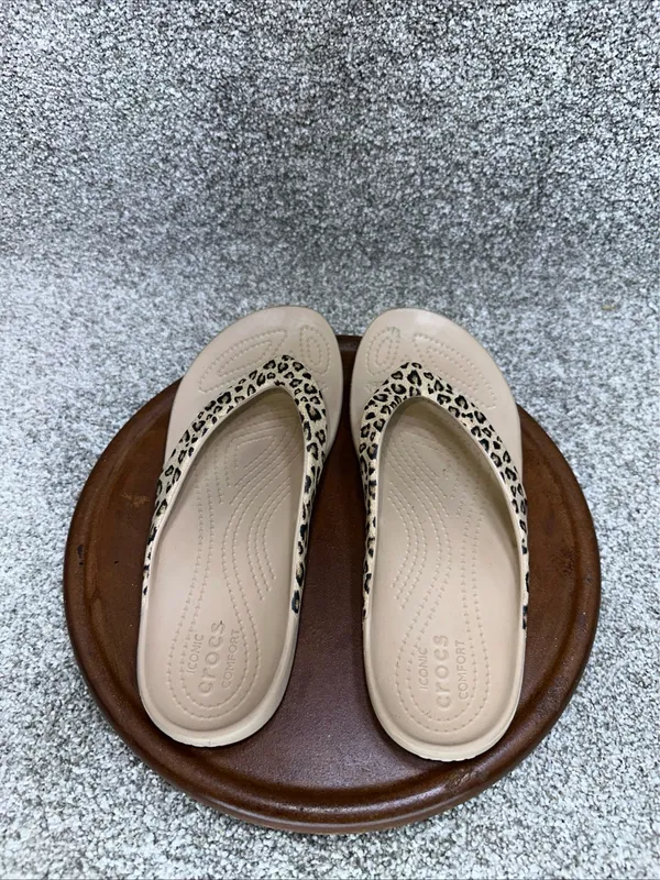 Crocs women’s leopard print flip flops size 9 - Image 5
