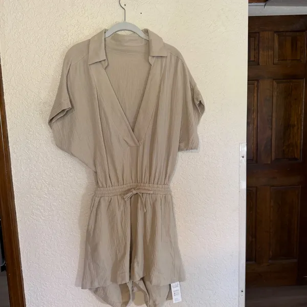 Cupshe Romper Womens S‎ Tan V-Neck Short Sleeve Open Back NEW - Image 2