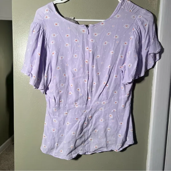 Loft Women's Size 4 Daisy Print Flutter‎ Sleeve Blouse Light Purple V-Neck Zip - Image 5