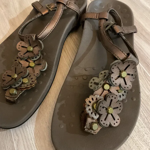 Vionic Bronze Julie‎ II Leather Flower Thong Orthotic Sandals Womens 5 Flawed - Image 2