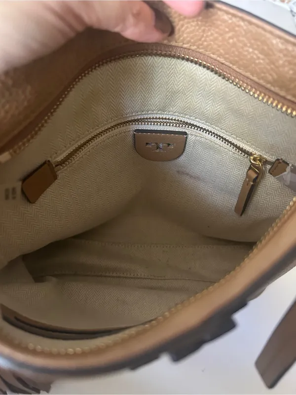 Tory Burch pebbled leather McGraw swingpack crossbody bag - Image 4