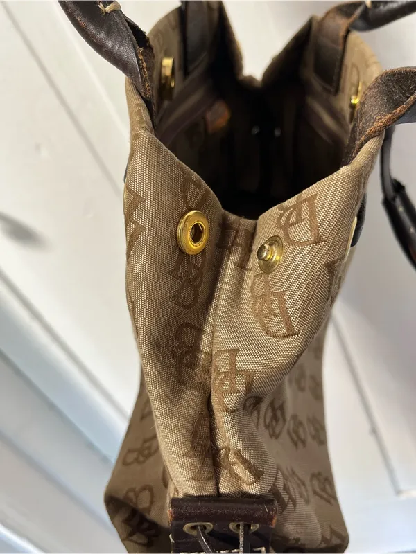Vintage Y2K Dooney & Bourke Signature Monogram handbag in classic tan Brown - Image 10
