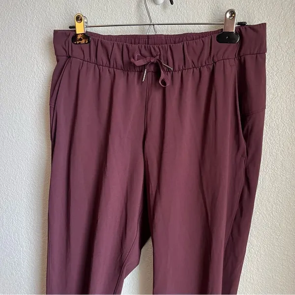 Lululemon On the Fly Jogger 28” Cassis - Image 5