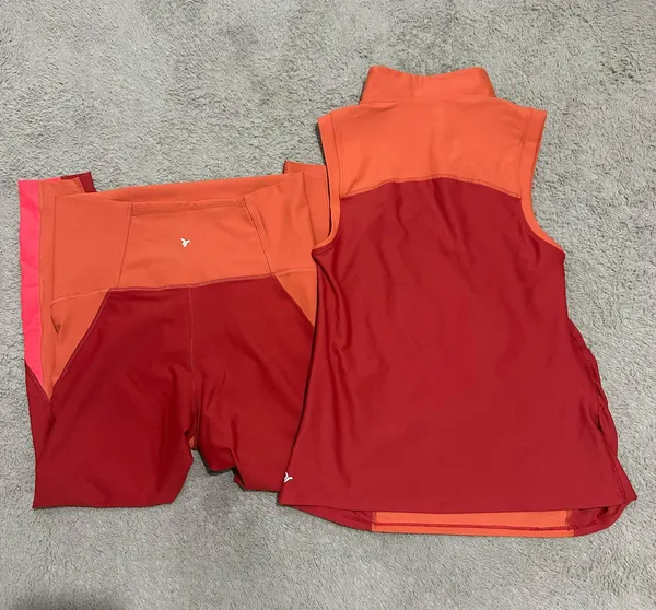 Old Navy Maternity Workout Set - Image 4