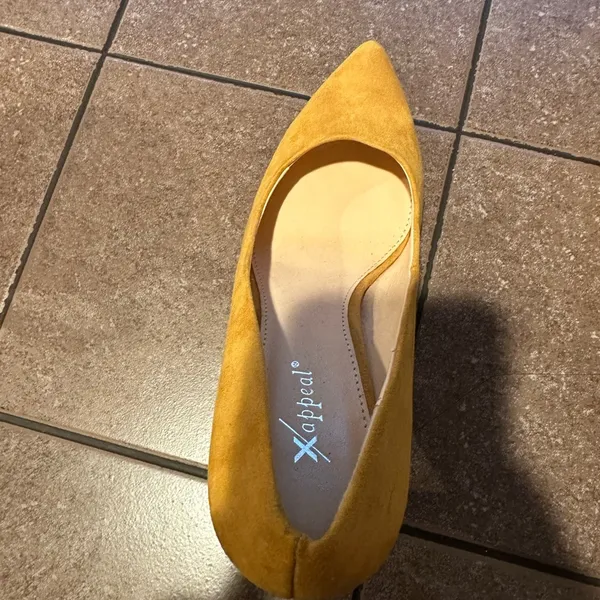 Xappeal Yellow Mustard Suede Heels Sz 7.5 3 Inch Heels. - Image 8