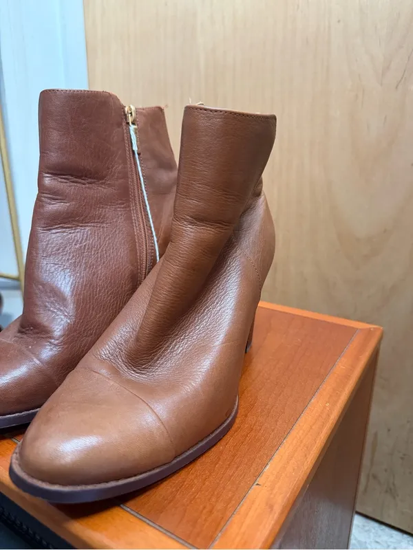 Clarks Women’s Brown Leather Ankle Booties. Size: 8 - Image 2