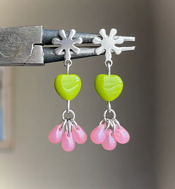 czech glass opaque olive green color heart & pink teardrop beads earrings💚 - Image 2