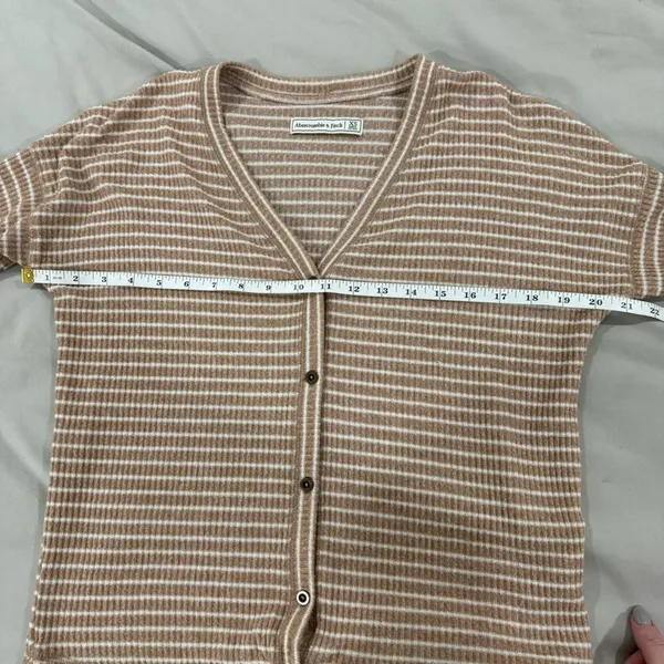 Abercrombie‎ & Fitch Tan White Striped Waffle Knit Tie Front Button Top XS - Image 5