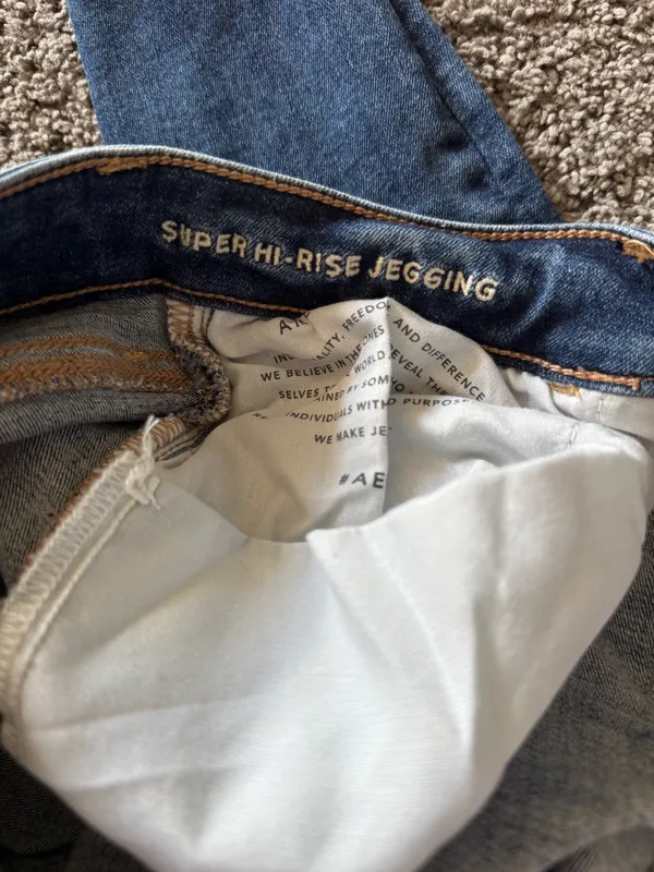 American Eagle Super High High Rise Jegging Dark Wash Distressed Jeans Size 4 Short - Image 4