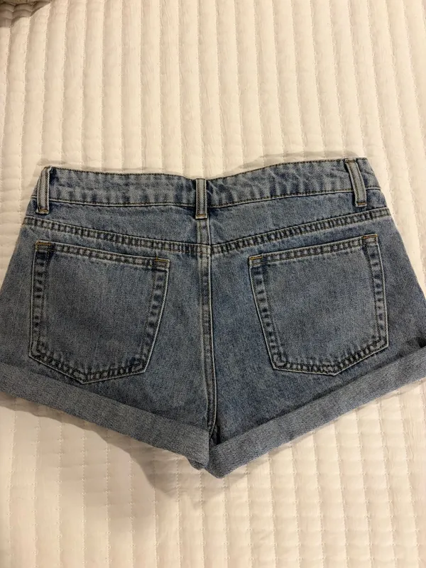 Low-Rise Denim Edikted Shorts - Image 3