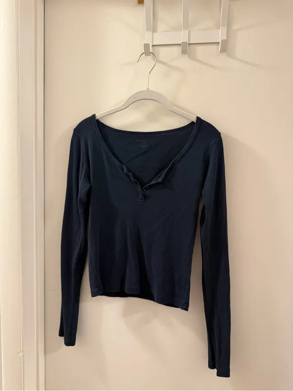 Brandy Melville Navy Long-Sleeve Henley Crop Top - Image 2