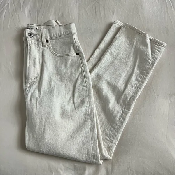 Abercrombie & Fitch Ultra High Rise Ankle Straight Jean in Cream - Image 9