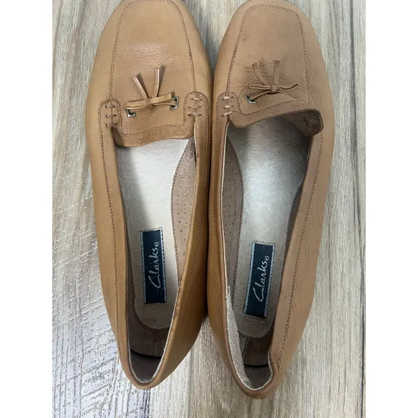 Vtg Clarks Wm 8M Genuine Leather 76946 Tan Brown Flat Loafers Square Toe Bow - Image 4
