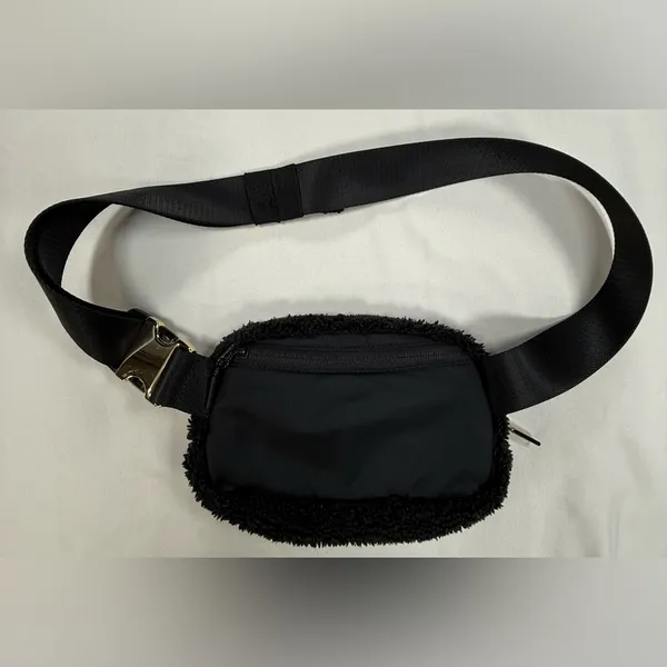 lululemon athletica Black Sherpa Crossbody Belt Bag - Image 11