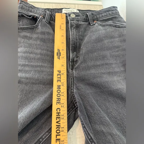 Abercrombie & Fitch Curve Love Ultra High Rise 90s Straight Jean Black Wash 8 L - Image 4