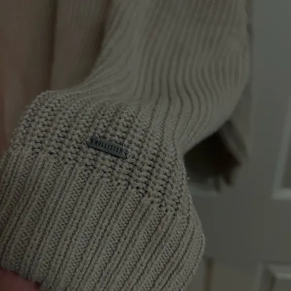 Hollister Cozy Beige Sweater - Image 4