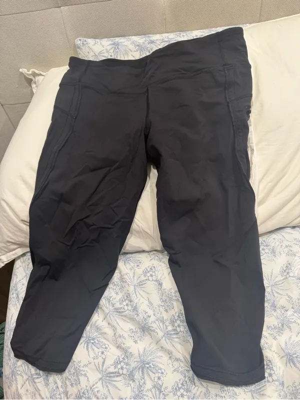 Lululemon Black Capri Women’s Leggings Size 10 Pull Over Pockets - Image 6