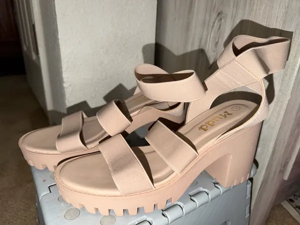 Women Beige heels Tan Size 7 - Image 3
