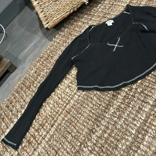 BDG Reverse Trimmed Ribbed LS Tee Size Large - Image 2