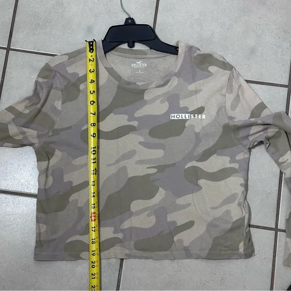 Hollister Women Beige/Green cropped Long sleeve Camo size‎ small - Image 9