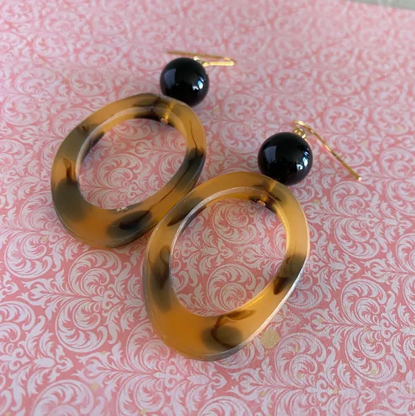 Kawaii unique tortoiseshell dangle earrings - Image 2
