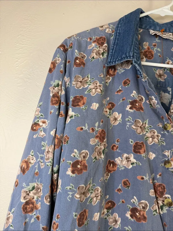 Rhythm Blue Floral Chambray Button‎ Front Shirt Size L - Image 3