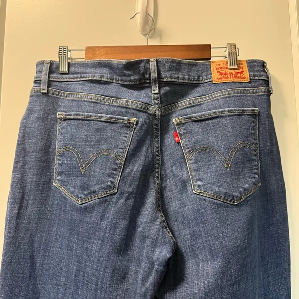 Levis Classic Straight Jean Dark Wash Mid‎ Rise 31x28 PETITE - Image 3
